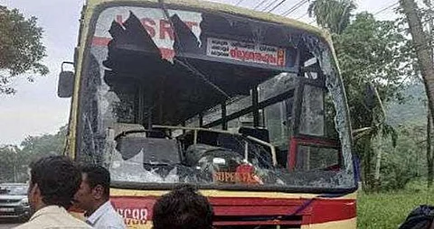കെഎസ്ആർടിസി ബസിന്റെ ചില്ല് തകർന്നു വീണു; വിദ്യാർഥിക്ക് പരിക്ക് | KSRTC bus