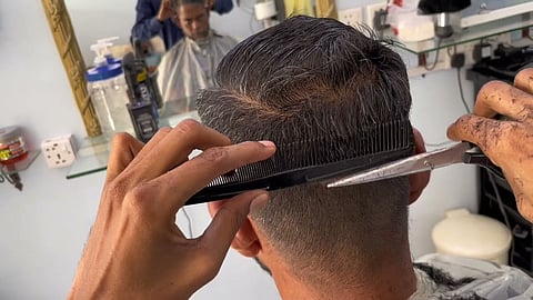 മുടിവെട്ടാൻ ഓൺലൈനിൽ ബുക്ക് ചെയ്ത് യുവാവ്: കിട്ടിയത് എട്ടിന്റെ പണി; അഞ്ചു ലക്ഷവും സ്വർണാഭരണങ്ങളുമായി സലൂൺ ജീവനക്കാർ മുങ്ങി