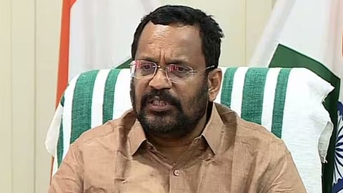 നാലു ജില്ലകളില് റെഡ് അലര്ട്ട്; അവധിയെടുത്ത റെവന്യൂ വകുപ്പ് ജീവനക്കാര് ജോലിയില് പ്രവേശിക്കണമെന്ന് മന്ത്രി കെ രാജന്