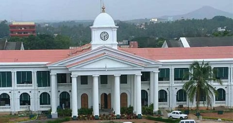 ഹാജര് ബുക്ക് ഇനി ഇല്ല; സെക്രട്ടേറിയേറ്റില് പഞ്ചിംഗ് മാത്രം