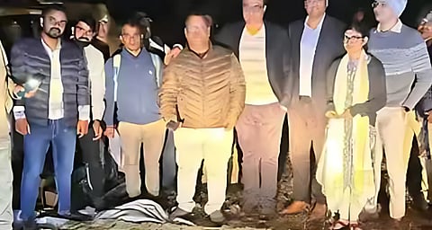 വേട്ടക്കെത്തിയത് 30 വാഹനങ്ങളിലായി നൂറിലധികം പൊലീസുകാർ; വനമേഖലയിൽ പാർക്ക് ചെയ്തിരുന്ന കാറിൽ നിന്ന് കണ്ടെത്തിയത് 52 കിലോ സ്വർണക്കട്ടികളും 10 കോടി രൂപയും; പ്രതികളെ തിരിച്ചറിഞ്ഞു | Bhopal raid