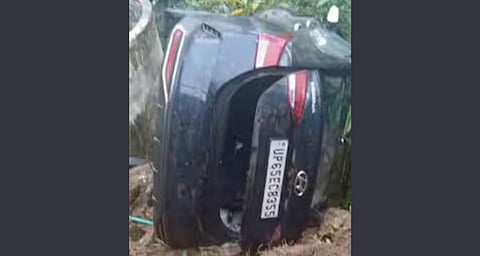 മൂന്നാറിൽ വിനോദയാത്രക്കെത്തിയ സംഘം സഞ്ചരിച്ച കാർ കൊക്കയിലേക്ക് മറിഞ്ഞു ; 5 പേർക്ക് പരിക്ക് | Munnar Accident