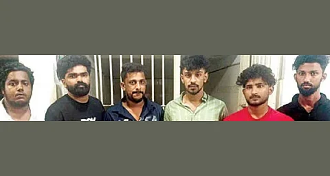 ഡേറ്റിങ് ആപ്പിലൂടെ യുവാവിനെ വലയിലാക്കി, മർദിച്ച് സ്വവർഗാനുരാഗിയാണെന്ന് പറയുന്ന വീഡിയോ പകർത്തി; പണം തട്ടാനും ശ്രമം; ആറംഗ സംഘം അറസ്റ്റിൽ | Dating app fraud