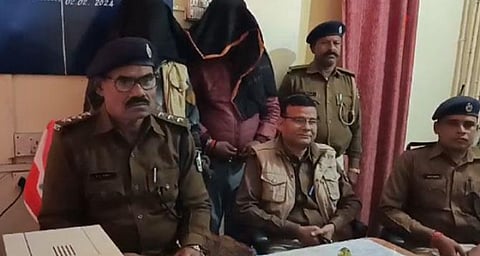 വ്യാജ ആധാറും പാൻകാർഡും നിർമ്മിക്കുന്ന സംഘം അറസ്റ്റിൽ; ഡസൻ കണക്കിന് എടിഎം കാർഡുകളും, പാൻ കാർഡുകളും, അച്ചടി യന്ത്രങ്ങളും പോലീസ് പിടിച്ചെടുത്തു | fake Aadhaar