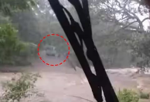 കനത്തമഴയിൽ പാലം മുങ്ങി; തിരുവണ്ണാമലയിൽ ഡ്രൈവറും കണ്ടക്ടറുമായി സർക്കാർ ബസ് കുടുങ്ങി; 15 മണിക്കൂർ കഴിഞ്ഞിട്ടും പുറത്തെത്താനായില്ല