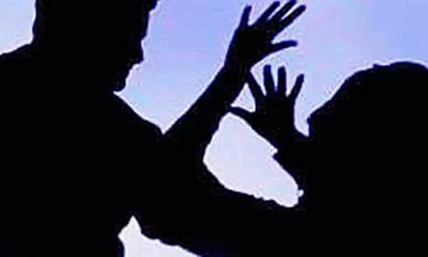 കുടിവെള്ളം തർക്കം; വീട്ടമ്മയെ കമ്പിവടിക്ക് അടിച്ച് പരിക്കേൽപിച്ചു | beaten