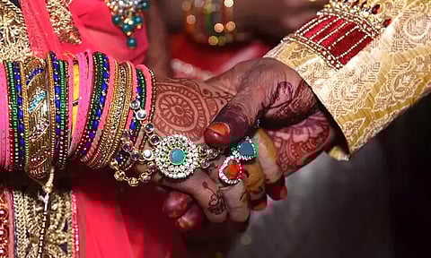 ബിയറും കഞ്ചാവും വേണമെന്ന് വിവാഹരാത്രിയിൽ നവവധു, പറ്റില്ലെന്ന് വരന്റെ വീട്ടുകാർ; പൊലീസ് സ്റ്റേഷൻ കയറി തർക്കം