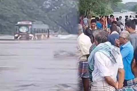 തമിഴ്നാട്ടിൽ വിവിധ ഇടങ്ങളിൽ കനത്ത മഴ ;  സ്വകാര്യ ബസ് വെള്ളപ്പൊക്കത്തിൽ കുടുങ്ങി; യാത്രക്കാരെ നാട്ടുകാർ രക്ഷിച്ചു | Tamil Nadu rain