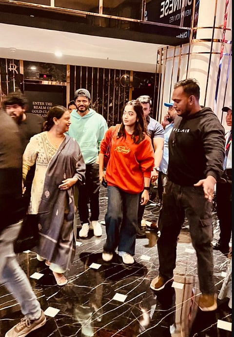 വിജയ് ദേവരകൊണ്ടയുടെ അമ്മയ്ക്കും സഹോദരനുമൊപ്പം പുഷ്പ 2 കാണാൻ രശ്മിക മന്ദാന