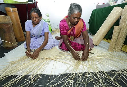 ബാംബൂ മേളയില് ആകര്ഷകമായി തത്സമയ മ്യൂറല് പെയിന്റിങും ആദിവാസികളുടെ കണ്ണാടിപ്പായയും | Bamboo Fest