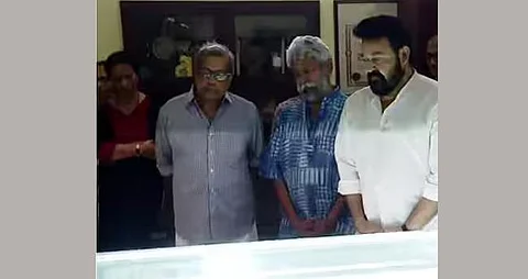 എം.ടിയുടെ വീട്ടിലെത്തി അന്ത്യോപചാരം അർപ്പിച്ച് മോഹൻലാൽ | Mohanlal