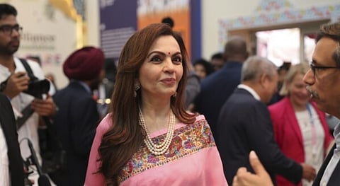 ‘ഏത് വിഐപിയായാലും ഞങ്ങളുടെ വഴി തടയരുത്’; നിത അംബാനിയുടെ ബോഡി ഗാര്ഡിനോട് കയര്ത്ത വീട്ടമ്മ സോഷ്യല് മീഡിയയ്ക്ക് ഹീറോ | Nita Ambani