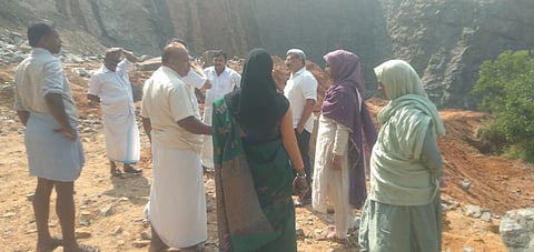 നാട്ടുകാരുടെ പരാതി; ആക്കോട് അമ്പലകുഴി കരിങ്കൽ ക്വാറിയിൽ വാഴക്കാട് പഞ്ചായത്ത് നിയോഗിച്ച സബ് കമ്മിറ്റി പരിശോധന നടത്തി | illegal quarrying
