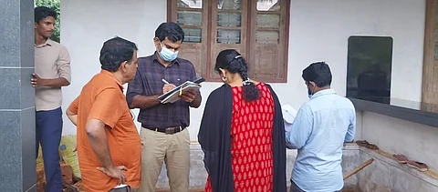 ‘വീടുകളിൽ വിള്ളൽ’; താൽക്കാലികമായി നിർത്തിവെപ്പിച്ച ക്വാറിയിൽ നാട്ടുകാരുടെ പരാതിയെ തുടർന്ന് റവന്യു ജിയോളജി വകുപ്പുകളുടെ സംയുക്ത പരിശോധന | illegal quarrying
