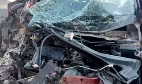 കൊല്ലത്ത് ശബരിമല തീർത്ഥാടകരുടെ ബസും കാറും കൂട്ടിയിടിച്ചു: 4 പേർക്ക് പരിക്കേറ്റു | Sabarimala pilgrims’ bus and car collided