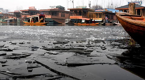 അതിശൈത്യം: പ്രസിദ്ധമായ ദാൽ തടാകം തണുത്തുറഞ്ഞു | Dal Lake freezes over