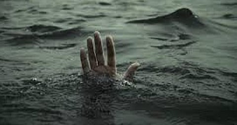 വിനോദയാത്രക്ക് പോയ വിദ്യാർഥിനികൾ കടലിൽ മുങ്ങി മരിച്ചു | drowned in the sea