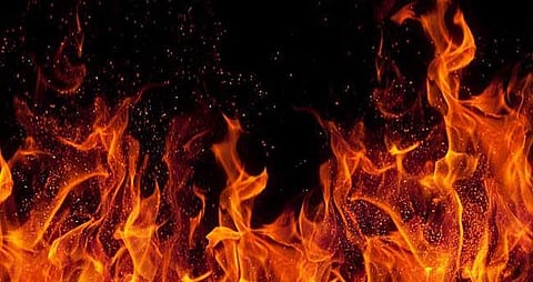 കൊല്ലത്ത് ഓടിക്കൊണ്ടിരുന്ന സ്കൂൾ ബസിന് തീപിടിച്ചു; ബസ് പൂർണമായും കത്തിനശിച്ചു