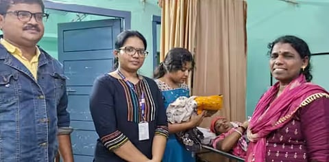 വഴിതടഞ്ഞ് വന്യ മൃഗങ്ങൾ: ക്രിസ്മസ് രാത്രിയിൽ അമ്മയ്ക്കും കുഞ്ഞിനും രക്ഷകരായ മാലാഖമാർ ! | Health workers protects newborn baby and mother