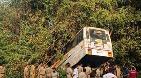 ശബരിമല തീർത്ഥാടകരുമായി പോയ KSRTC ബസ് കുഴിയിലേക്ക് ചരിഞ്ഞ്, മരത്തിൽ തങ്ങി നിന്നു | KSRTC bus accident in Sabarimala