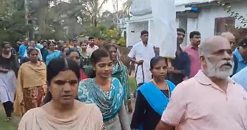 മാടായി കോളജ് നിയമന വിവാദം; എം.കെ. രാഘവൻ എംപിയുടെ വീട്ടിലേക്ക് കോണ്ഗ്രസ് പ്രതിഷേധം | Congress protest