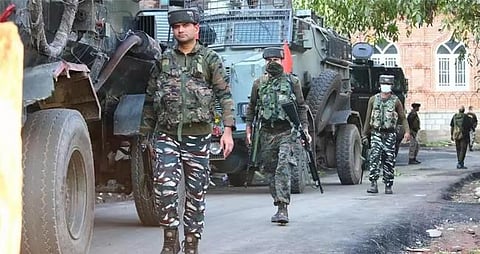 വൻ ആയുധശേഖരം പിടികൂടി; മണിപ്പുരിൽ ഇന്റർനെറ്റ് സേവനങ്ങൾ റദ്ദാക്കി | manipur conflict