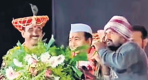 ഉള്ളിമാലയിട്ട് പ്രതിഷേധം, അതും മന്ത്രിയുടെ കഴുത്തിൽ ! -വീഡിയോ | Farmer gave onion garland to minister