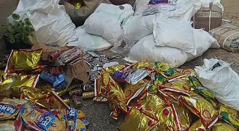 പിക്കപ്പ് വാനിൽ ചാക്കിൽ കെട്ടി സൂക്ഷിച്ച നിലയിൽ; നിരോധിത പുകയില ഉത്പന്നങ്ങൾ പിടിച്ചെടുത്തു