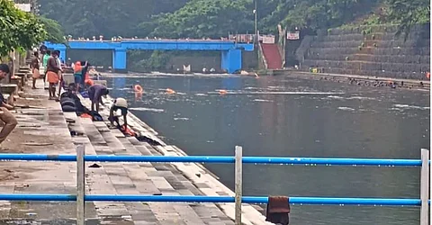 ശബരിമലയില് അതിശക്തമായ മഴ: കാനന പാത അടച്ചു, കുളിക്കടവുകൾ ഉപയോഗിക്കുന്നതും നിരോധിച്ച് ജില്ലാ കലക്ടർ | heavy rain in sabarimala