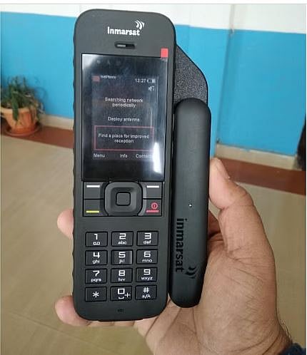 ഡെറാഡൂൺ വിമാനത്താവളത്തിൽ അമേരിക്കൻ വിനോദസഞ്ചാരിയിൽ നിന്ന് സാറ്റലൈറ്റ് ഫോൺ കണ്ടെത്തി; അന്വേഷണം ആരംഭിച്ചു | American tourist arrested with Satellite phone