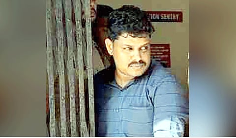 പ്രതിയുടെ വീട്ടിൽ മോഷണം നടത്തിയ എക്സൈസ് ഉദ്യോഗസ്ഥൻ അറസ്റ്റിൽ | Excise officer arrested