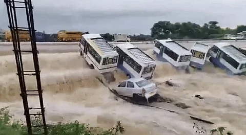 ഫെയ്ഞ്ചല് ചുഴലിക്കാറ്റിൽ തമിഴ്നാട് നടുങ്ങി: വെള്ളപ്പൊക്കത്തിൽ ബസുകൾ ഒലിച്ചുപോയി, വീഡിയോ | CYCLONE FENGAL