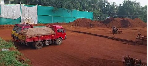 ബിൽഡിംഗ് നിർമ്മാണത്തിത്തിന്റെ മറവിൽ ചെങ്കൽ ഖനനം; ക്വാറിക്ക്  സ്റ്റോപ്പ് മെമ്മോ നൽകി പള്ളിക്കൽ പഞ്ചായത്ത് | Quarrying