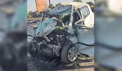 കാർ ഡിവൈഡറിൽ ഇടിച്ചു: പരീക്ഷയ്ക്ക് പോവുകയായിരുന്ന 5 വിദ്യാർഥികൾ ഉൾപ്പെടെ 7 പേർക്ക് ദാരുണാന്ത്യം | 7 killed in car crash