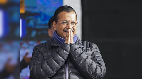 അരവിന്ദ് കെജ്രിവാളിന്റെ വാഹനത്തിന് നേരെ കല്ലേറ്