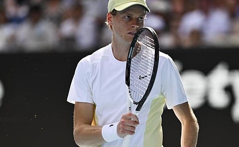 ഓസ്ട്രേലിയൻ ഓപ്പണിൽ നിലവിലെ ചാമ്പ്യൻ ജാനിക് സിന്നർ ക്വാർട്ടറിലേക്ക് മുന്നേറി