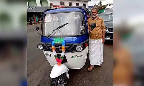 കളഞ്ഞ് കിട്ടിയ അഞ്ച് പവനിലധികം തൂക്കംവരുന്ന സ്വര്ണമാല ഉടമയെ കണ്ടെത്തി തിരികെ നല്കി ഓട്ടോ ഡ്രൈവർ | Gold necklace