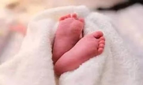 Odisha native woman felt delivery pain at running train gives birth to baby at Aluva