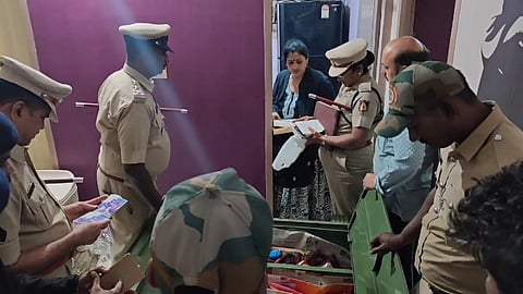 വീട് കുത്തിത്തുറന്ന് വൻ മോഷണം; കവർന്നത് 750 ഗ്രാം സ്വർണവും 15 കിലോ വെള്ളിയും അഞ്ചര ലക്ഷം രൂപയും | Theft