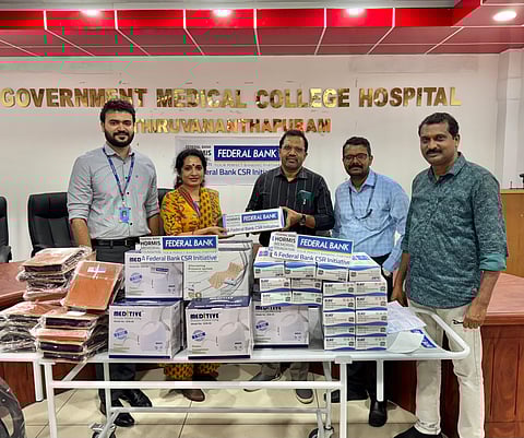 തിരുവനന്തപുരം മെഡിക്കല് കോളേജ് ആശുപത്രിക്ക് ഉപകരണങ്ങള്  കൈമാറി  ഫെഡറല് ബാങ്ക്