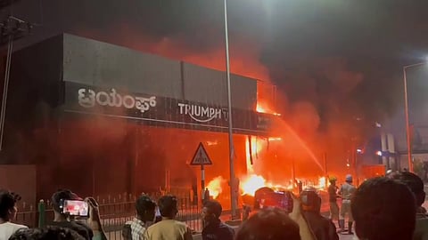 ഷോറൂമിലുണ്ടായ തീപിടിത്തത്തിൽ അമ്പതിലധികം മോട്ടോർസൈക്കിളുകൾ കത്തിനശിച്ചു | Motorcycles gutted