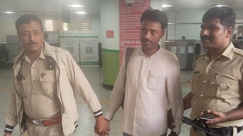 ഫോണിൽ അമ്പതോളം യുവതികളുടെ വീഡിയോകളും ഫോട്ടോകളും; മെട്രോയിൽ യുവതികളുടെ ശരീരഭാഗങ്ങൾ പകർത്താൻ ശ്രമിച്ചയാൾ പിടിയിൽ | Bangalore Crime News