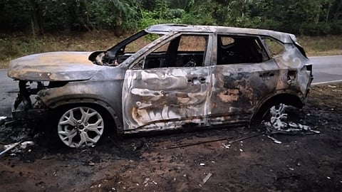 പാർക്ക് ചെയ്ത് പുറത്തിറങ്ങിയതിന് പിന്നാലെ കാർ അഗ്നിക്കിരയായി, ദമ്പതികൾ രക്ഷപ്പെട്ടത് തലനാരിഴക്ക് | Belur car accident