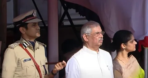 റിപ്പബ്ലിക് ദിന പരേഡ്: തലസ്ഥാനത്ത് ഗവർണറുടെ പ്രസംഗത്തിനിടെ പോലീസ് കമ്മീഷണർ കുഴഞ്ഞ് വീണു | Republic Day 2025