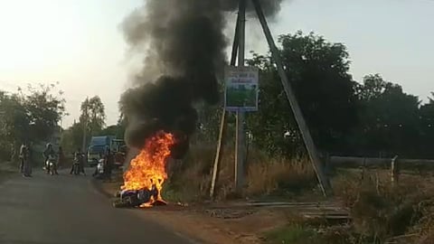 ഓടിക്കൊണ്ടിരുന്ന ഇലക്ട്രിക് സ്കൂട്ടറിന് തീപിടിച്ചു; ഡ്രൈവർ രക്ഷപ്പെട്ടത് തലനാരിഴക്ക് | Electric scooter catches fire