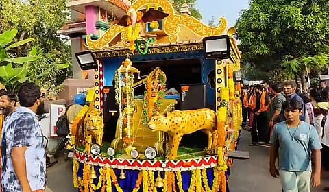 വട്ടമിട്ട് പറന്ന് ശ്രീകൃഷ്ണ പരുന്ത്: എരുമേലി പേട്ട തുള്ളലിനും മകര വിളക്കിനുമായി അമ്പലപ്പുഴ സംഘം പുറപ്പെട്ടു | Erumeli Petta Thullal