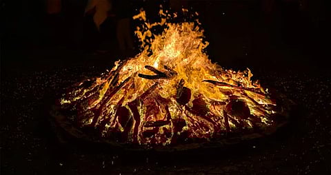 തണുപ്പകറ്റാൻ കത്തിച്ച തീയിൽ നിന്നും പുക ശ്വസിച്ച് ദമ്പതികൾ മരിച്ചു | Couple dies