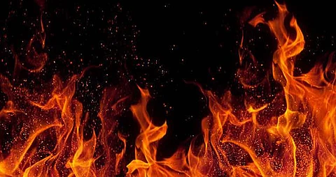 റിപ്പബ്ലിക് ദിനാഘോഷം: കരിമരുന്ന് സൂക്ഷിച്ചിരുന്ന 2 ബോട്ടുകൾക്ക് തീ പിടിച്ച് 3 പേർക്ക് പരിക്ക് | Boats carrying firecrackers caught fire
