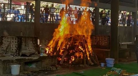 ഷോപ്പിംഗിന് കൊണ്ടുപോകാത്തതിൽ മനംനൊന്ത് പെൺകുട്ടി ആത്മഹത്യ ചെയ്തു: പോലീസിനെ അറിയിക്കാതെ ശവസംസ്കാരം നടത്തി ബന്ധുക്കൾ; കേസെടുത്ത് പോലീസ് | Girl commits suicide