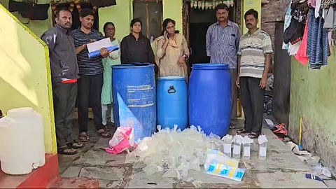 വിൽപ്പനക്കായി വീട്ടിൽ സൂക്ഷിച്ച 650 ലിറ്റർ അനധികൃത മദ്യവും പണവും പിടികൂടി എക്സൈസ് സംഘം | Excise seize 650 litres of illegal liquor